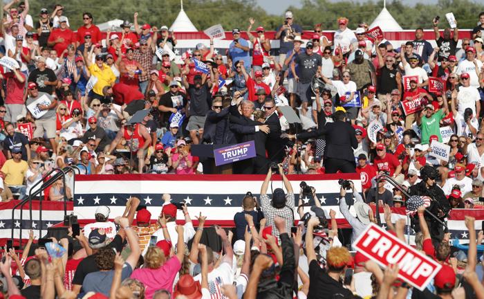 O ex-presidente dos EUA, Donald Trump, é retirado do palco pelo Serviço Secreto após um incidente durante um comício de campanha no Butler Farm Show Inc., em Butler, Pensilvânia (EFE/EPA/DAVID MAXWELL)