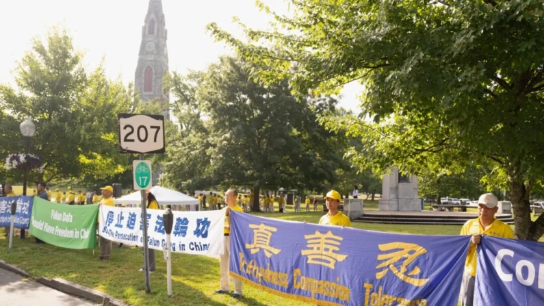 Os praticantes do Falun Gong realizaram uma manifestação para aumentar a conscientização sobre a perseguição de 25 anos à prática pelo regime chinês em Goshen, Nova Iorque, em 13 de julho de 2024. (Larry Dye/Epoch Times)
