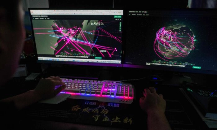 Um hacker usa seu computador em Dongguan, província de Gangdong, China, em 4 de agosto de 2020. (Nicolas Asfouri/AFP via Getty Images)
