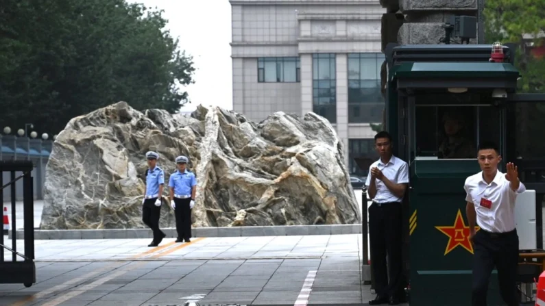 Guardas de segurança do lado de fora do Jingxi Hotel, onde as autoridades chinesas estão realizando a Terceira Plenária, uma importante reunião econômica, em Pequim, em 15 de julho de 2024. (Greg Baker/AFP via Getty Images)