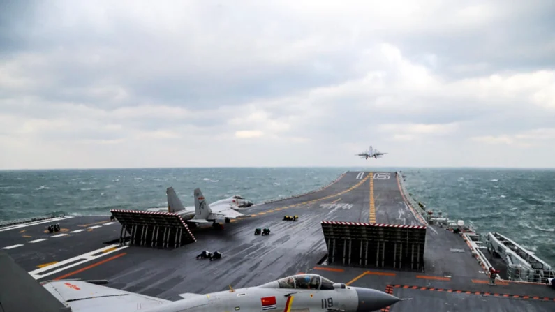 Caças J-15 chineses são lançados do convés do porta-aviões Liaoning durante exercícios militares no Mar Amarelo, na costa leste da China, em 23 de dezembro de 2016. (STR/AFP via Getty Images)