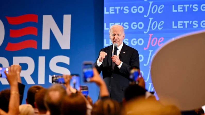 Apoiadores cumprimentam o presidente Joe Biden com uma exibição de luzes em sua festa de debate no Hyatt Regency Atlanta, em Atlanta, em 27 de junho de 2024 (Derek White/Getty Images for DNC)