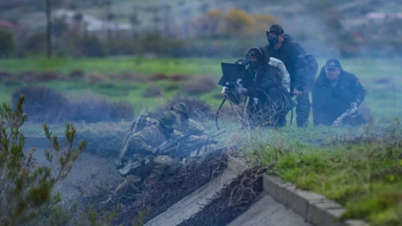 Uma equipe de produção da série de televisão da CBS “SEAL Team” filma uma cena na Base do Corpo de Fuzileiros Navais de Camp Pendleton, Califórnia, em 14 de janeiro de 2019. (Foto do Corpo de Fuzileiros Navais dos EUA por Lance Cpl. Drake Nickels/Domínio Público)
