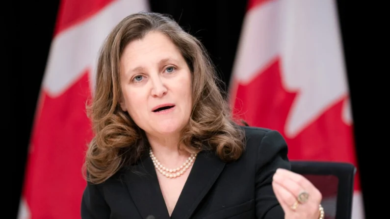 A Ministra das Finanças e Vice-Primeira Ministra, Chrystia Freeland, responde a uma pergunta durante uma entrevista coletiva semanal em Ottawa, em 27 de fevereiro de 2024. (The Canadian Press/Adrian Wyld)