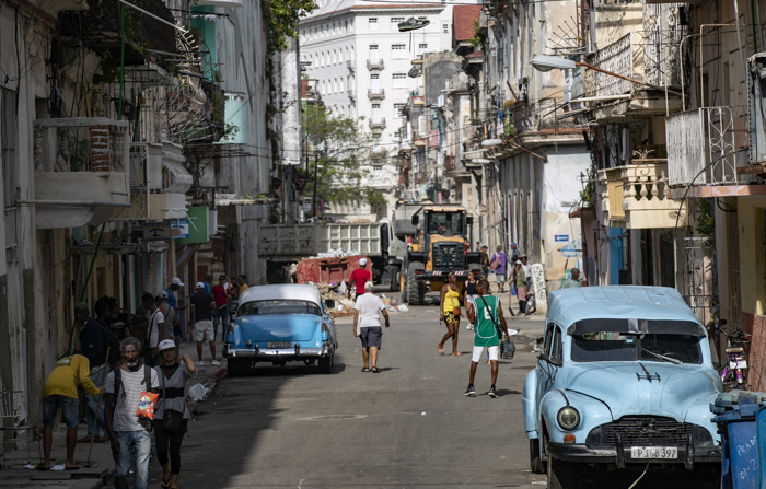 Pessoas caminham por uma rua no centro de Havana, Cuba (EFE/ Yander Zamora)