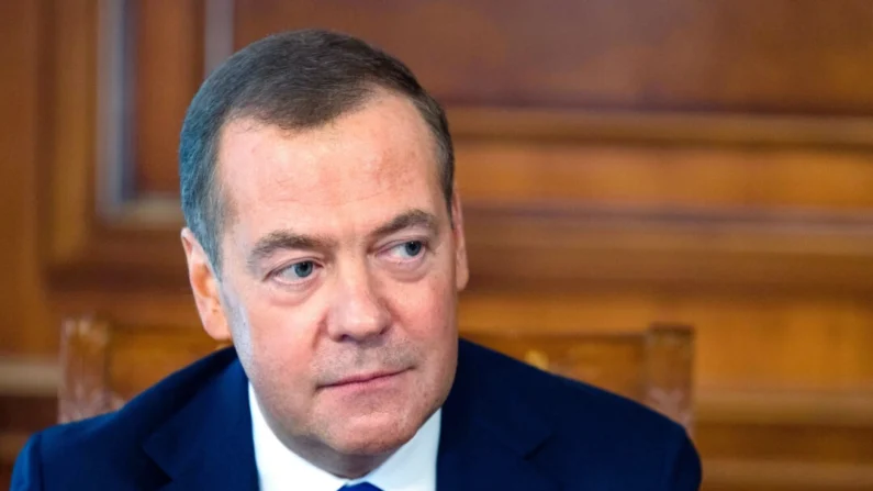 O ex-presidente russo e atual vice-presidente do Conselho de Segurança, Dmitry Medvedev, fala à mídia russa na residência estatal de Gorki, nos arredores de Moscou, em 23 de março de 2023. (Ekaterina Shtukina/Sputnik Pool Photo via AP)
