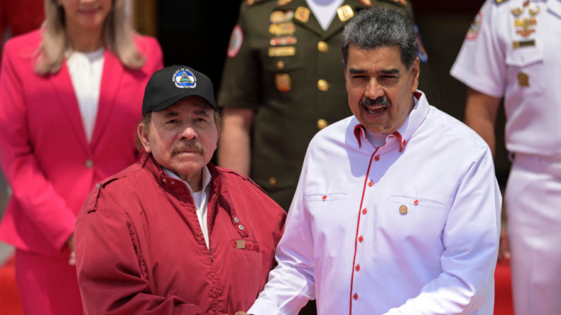 O ditador da Venezuela, Nicolas Maduro (dir.), recebe o ditador da Nicarágua, Daniel Ortega, em sua chegada ao palácio presidencial de Miraflores, em Caracas, em 24 de abril de 2024 (Foto de JUAN BARRETO/AFP via Getty Images)