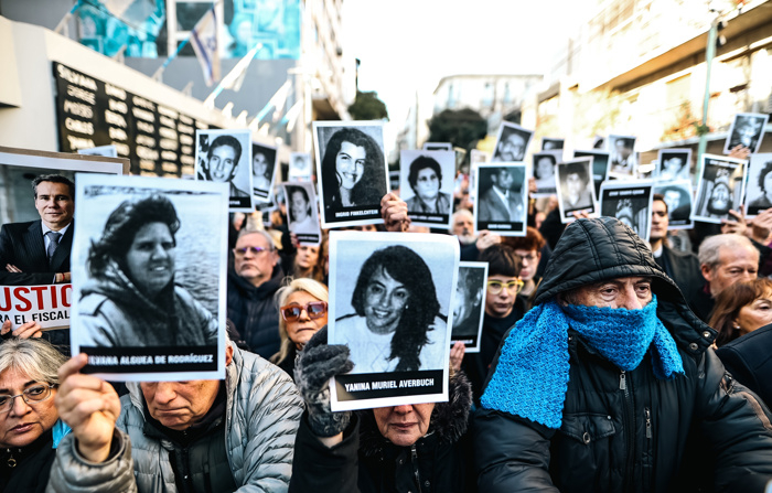 Pessoas participam de uma cerimônia para marcar o 30º aniversário do atentado a bomba contra a Associação Mutual Israelita Argentina (AMIA) em Buenos Aires na quinta-feira. A Argentina homenageia hoje as vítimas do pior atentado da história do país, que matou 85 pessoas e feriu 300 quando uma van carregada de explosivos explodiu do lado de fora da sede da Associação Mutual Israelita-Argentina (AMIA) há 30 anos, um crime que continua sem solução, pois a justiça para as vítimas e suas famílias ainda não foi feita (EFE/ Juan Ignacio Roncoroni)