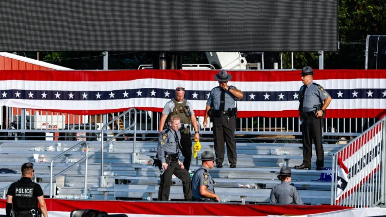 Agentes policiais perto do palco de um comício de campanha do ex-presidente Donald Trump, candidato presidencial republicano, em Butler, Pensilvânia, em 13 de julho de 2024. (Anna Moneymaker/Getty Images)
