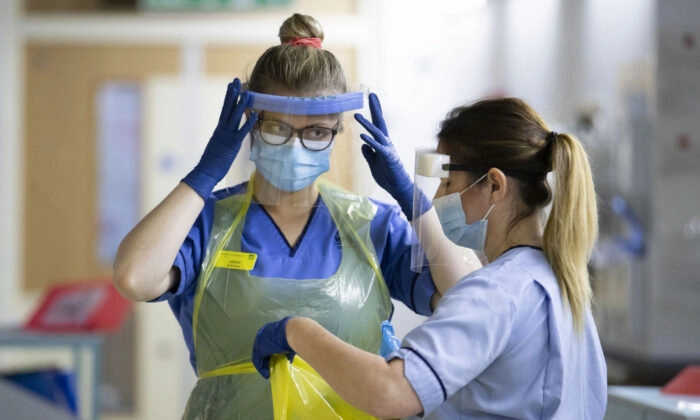 Enfermeiras trocando seus EPIs na ala 5, uma ala vermelha da COVID, no Royal Alexandra Hospital em Paisley, Escócia, em 27 de janeiro de 2021. (Jane Barlow/PA)
