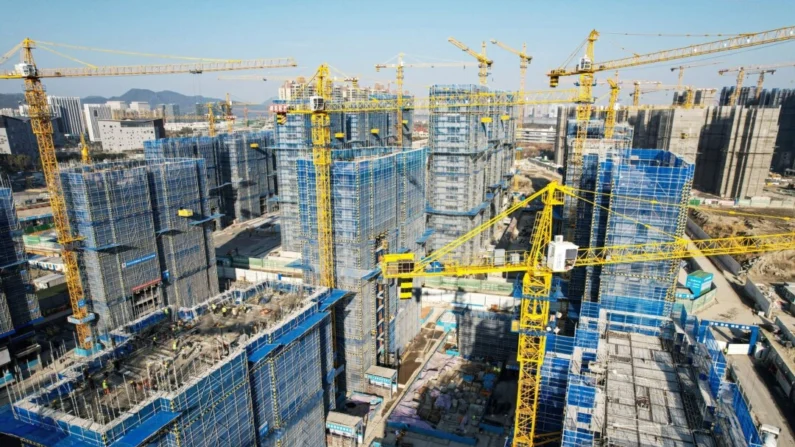 Edifícios residenciais em construção pela incorporadora imobiliária chinesa Vanke em Hangzhou, na província de Zhejiang, no leste da China, em 15 de março de 2024. (STR/AFP via Getty Images)
