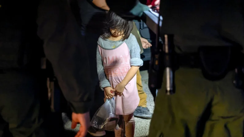 Uma menina desacompanhada de Honduras, de 4 anos, em um posto de controle da Patrulha de Fronteira dos EUA depois de cruzar o Rio Grande vindo do México em Roma, Texas, em 14 de agosto de 2021. (John Moore/Getty Images)
