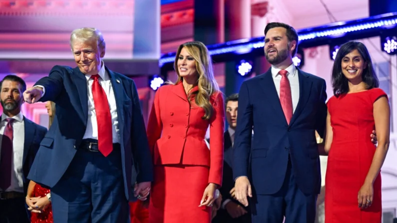 (E – D) O ex-presidente e candidato presidencial republicano de 2024 Donald Trump, a ex-primeira-dama Melania Trump, o senador dos EUA por Ohio e o candidato republicano à vice-presidência de 2024 JD Vance, e sua esposa Usha Vance sobem ao palco no último dia do republicano de 2024 Convenção Nacional no Fórum Fiserv em Milwaukee, Wisconsin, em 18 de julho de 2024. (Patrick T. Fallon/AFP Via Getty Images)
