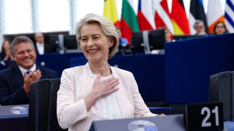 A presidente da Comissão Europeia, Ursula von der Leyen, reage após ser eleita para um segundo mandato à frente da comissão, no Parlamento Europeu em Estrasburgo, França, em 18 de julho de 2024. (AP Photo/Jean-Francois Badias)