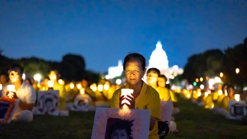 Praticantes do Falun Gong se reúnem para uma vigília à luz de velas em comemoração à perseguição até a morte dos praticantes do Falun Gong na China pelo Partido Comunista Chinês no National Mall, em Washington, em 11 de julho de 2024 (Madalina Vasiliu/Epoch Times)