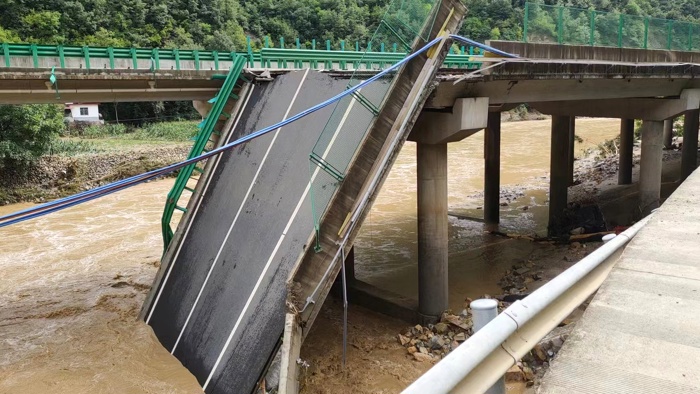 Local do desabamento de uma ponte no condado de Zhashui, na cidade de Shangluo, província de Shaanxi, noroeste da China, em 20 de julho de 2024 (EFE/EPA/XINHUA / LIU XIAO CHINA OUT / UK AND IRELAND OUT)