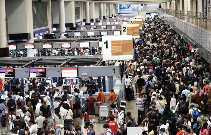 Fotografia na sexta-feira (19) das filas de embarque da companhia aérea AirAsia no aeroporto Don Muang, em Bangcoc, afetado pela paralisação dos computadores da CrowdStrike e da Microsoft (EFE/EPA/RUNGROJ YONGRIT)