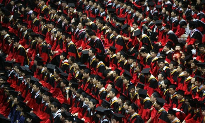 Alunos na cerimônia de formatura da Universidade Tsinghua em Pequim, China, em 18 de julho de 2007. (China Photos/Getty Images)