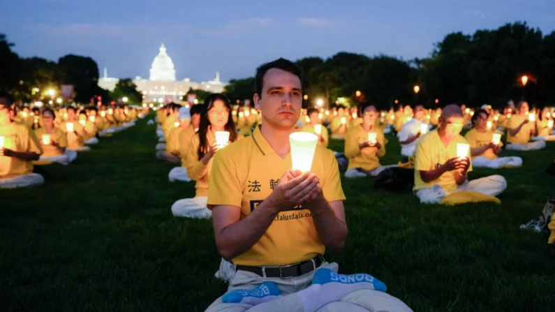 Adeptos do Falun Gong participam de uma vigília à luz de velas em memória dos praticantes do Falun Gong que faleceram durante 25 anos de perseguição contínua pelo Partido Comunista Chinês na China, no National Mall, em Washington, em 11 de julho de 2024. (Larry Dye/Epoch Times )
