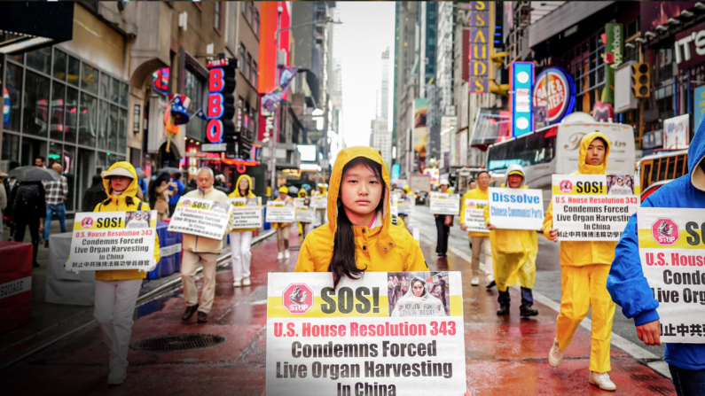 Praticantes do Falun Gong participam de um desfile para celebrar o Dia Mundial do Falun Dafa, pedindo o fim da perseguição contra o Falun Gong na China, na cidade de Nova Iorque, em 10 de maio de 2024 (Samira Bouaou/The Epoch Times)