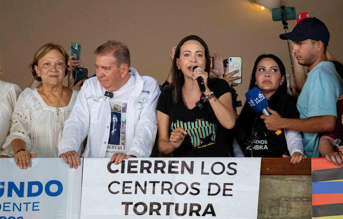 A líder da oposição María Corina Machado (3-dir.) fala ao lado do candidato presidencial venezuelano Edmundo González durante um comício de campanha no domingo na Universidade Central da Venezuela (UCV) em Caracas (EFE/Ronald Peña R.)