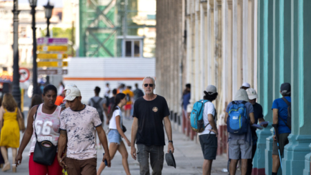 População de Cuba tem queda em massa em 2024 e “deve continuar diminuindo”, diz regime