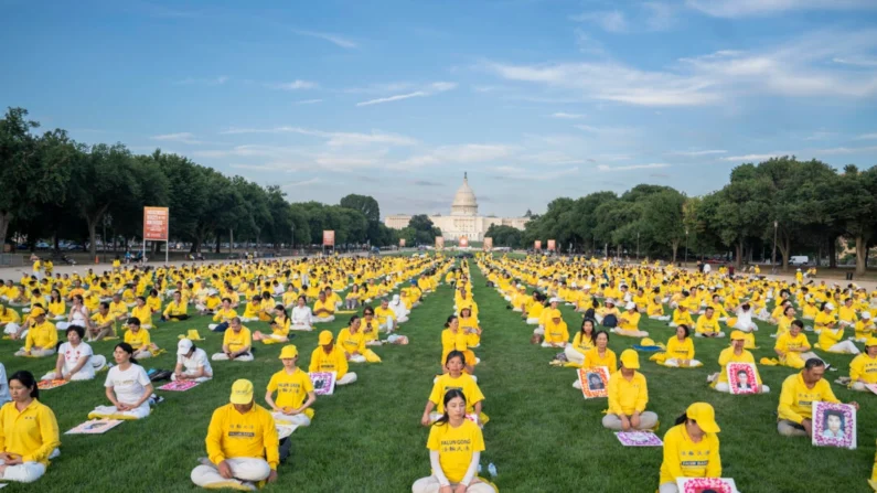 Praticantes do Falun Gong se reúnem para uma vigília à luz de velas em comemoração às mortes de seus colegas praticantes na China pelo Partido Comunista Chinês, no National Mall, em Washington, em 11 de julho de 2024. (Madalina Vasiliu/Epoch Times)
