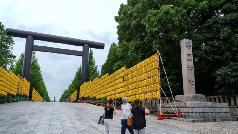 O pilar de pedra (dir,) do Santuário Yasukuni, em Tóquio, que foi vandalizado em maio por cidadãos chineses, em 10 de julho de 2024. (Kazuhiro Nogi/AFP via Getty Images)