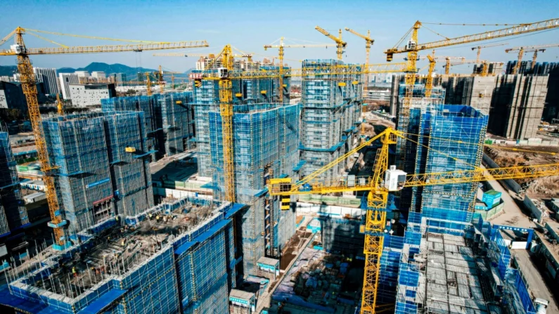 A vista aérea mostra edifícios residenciais em construção pela incorporadora imobiliária chinesa Vanke em Hangzhou, na província de Zhejiang, leste da China, em 15 de março de 2024. (STR/AFP via Getty Images)
