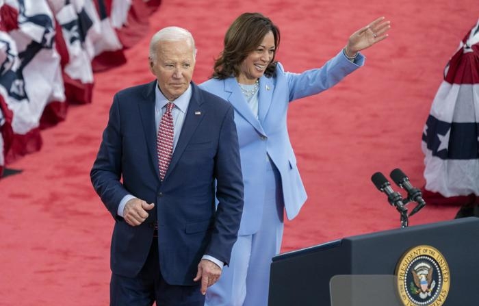 O presidente dos EUA, Joe Biden, com a vice-presidente Kamala Harris, em um comício de campanha no Girard College, na Filadélfia, Pensilvânia, EUA, em 29 de maio de 2024 (EFE/EPA/SHAWN THEW)