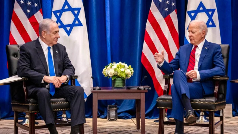 O presidente dos EUA, Joe Biden, encontra-se com o primeiro-ministro israelense, Benjamin Netanyahu, à margem da 78ª Assembleia Geral das Nações Unidas, na cidade de Nova Iorque, em 20 de setembro de 2023. (Jim Watson/AFP via Getty Images)
