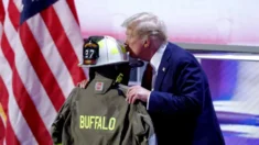 Ex-bombeiro que morreu para proteger sua família no atentado contra Trump é homenageado 
