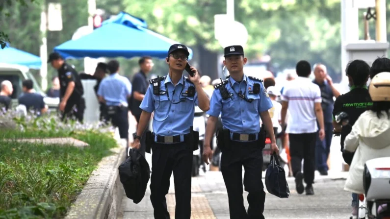 Policiais fazem patrulha do lado de fora do Jingxi Hotel, onde os líderes da China estavam realizando o Terceiro Plenum, uma importante reunião econômica, em Pequim, em 15 de julho de 2024. (Greg Baker/ AFP via Getty Images)
