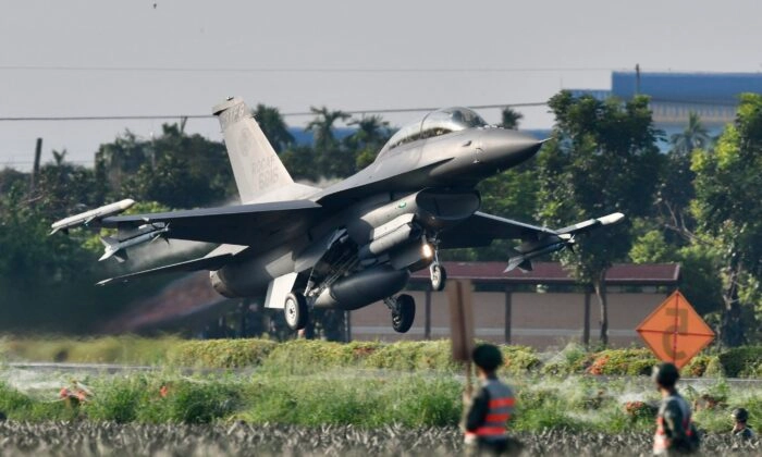 Um caça F16 armado de fabricação americana decola de uma autoestrada em Pingtung, no sul de Taiwan, durante o exercício anual Han Kuang em 15 de setembro de 2021. (Foto de Sam Yeh/AFP via Getty Images)
