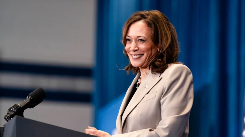 A vice-presidente Kamala Harris fala durante um evento de campanha na Westover High School em Fayetteville, N.C., em 18 de julho de 2024. (Allison Joyce/AFP via Getty Images)
