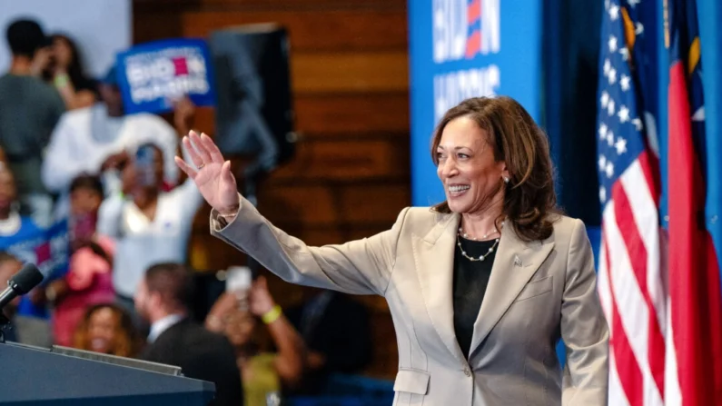 A vice-presidente Kamala Harris acena durante um evento de campanha na Westover High School em Fayetteville, N.C., em 18 de julho de 2024. (Allison Joyce/AFP via Getty Images)
