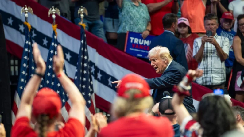 O ex-presidente dos EUA, Donald Trump, sai do palco após aceitar oficialmente a indicação presidencial na Convenção Nacional Republicana, na Van Andel Arena, em Grand Rapids, Michigan, em 20 de julho de 2024. (Madalina Vasiliu/The Epoch Times)