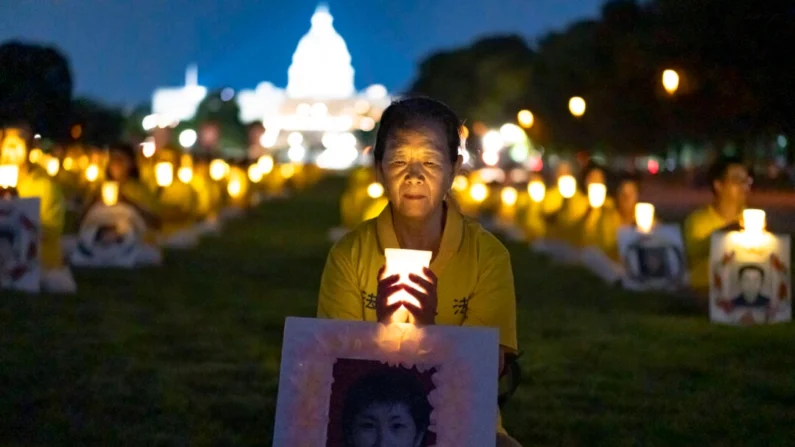 Praticantes do Falun Gong se reúnem para uma vigília à luz de velas em comemoração à perseguição até a morte dos praticantes do Falun Gong na China pelo Partido Comunista Chinês no National Mall, em Washington, em 11 de julho de 2024. (Madalina Vasiliu/The Epoch Times)
