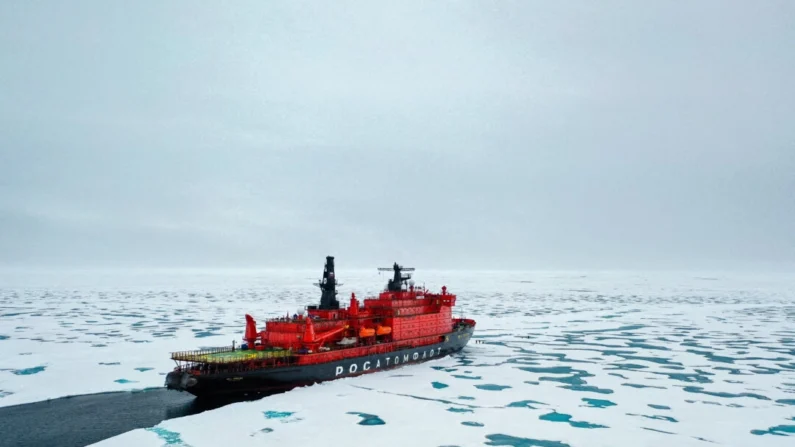 O quebra-gelo russo movido a energia nuclear "50 Years of Victory" é visto no Polo Norte em 18 de agosto de 2021 (Ekaterina Anisimova/AFP via Getty Images)