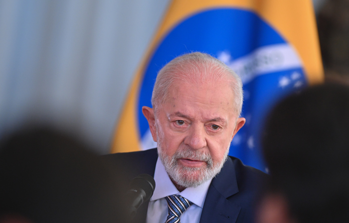 O presidente do Brasil, Luiz Inácio Lula da Silva, fala durante uma entrevista com jornalistas de agências internacionais de notícias na segunda-feira(22) no Palácio da Alvorada, em Brasília (EFE/Andre Borges)