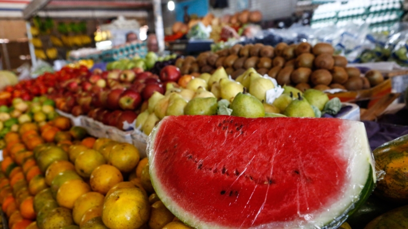 Uma melancia é exposta para venda em uma banca de frutas e legumes em um mercado em Salvador, Bahia, Brasil, em 26 de agosto de 2022 (Foto de RAFAEL MARTINS/AFP via Getty Images)
