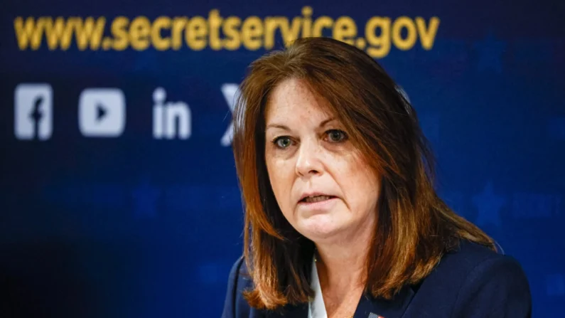 A diretora do Serviço Secreto dos EUA, Kimberly Cheatle, fala durante uma coletiva de imprensa no escritório de campo do Serviço Secreto em Chicago, em Chicago, em 4 de junho de 2024. (Kamil Krzaczynski/AFP via Getty Images)
