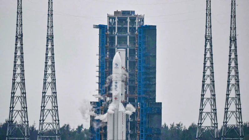 Um foguete Longa Marcha 5, transportando a sonda lunar da missão Chang'e-6, no Centro de Lançamento Espacial de Wenchang, província de Hainan, China, em 3 de maio de 2024. (Hector Retamal/AFP via Getty Images)