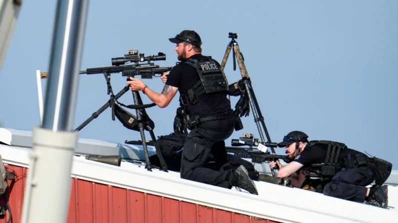 Atiradores da polícia responderam ao fogo depois que o ex-presidente Donald Trump foi baleado no evento de campanha. (Foto Gene J. Puskar/AP)