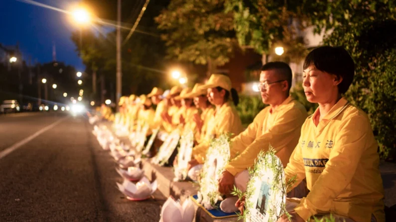 Os praticantes do Falun Gong realizam uma vigília à luz de velas em frente ao consulado chinês em Toronto, em 20 de julho de 2024, para protestar pacificamente e marcar o 25º aniversário da campanha de perseguição do regime (Evan Ning/Epoch Times)