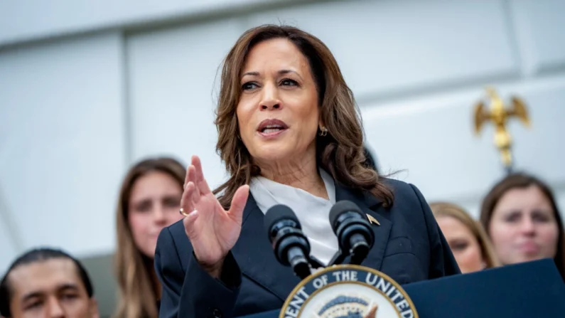 A vice-presidente Kamala Harris fala durante uma comemoração das equipes do campeonato da NCAA no gramado sul da Casa Branca, em Washington, em 22 de julho de 2024. (Andrew Harnik/Getty Images)
