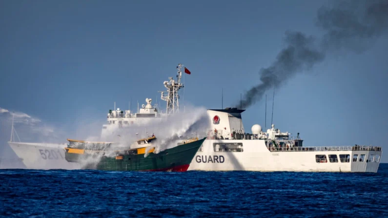 Um navio da guarda costeira chinesa dispara um canhão de água contra o Unaizah, um navio fretado pela Marinha das Filipinas que realiza uma missão de reabastecimento de rotina para as tropas estacionadas em Second Thomas Shoal, no Mar do Sul da China, em 5 de março de 2024. (Ezra Acayan/Getty Images)