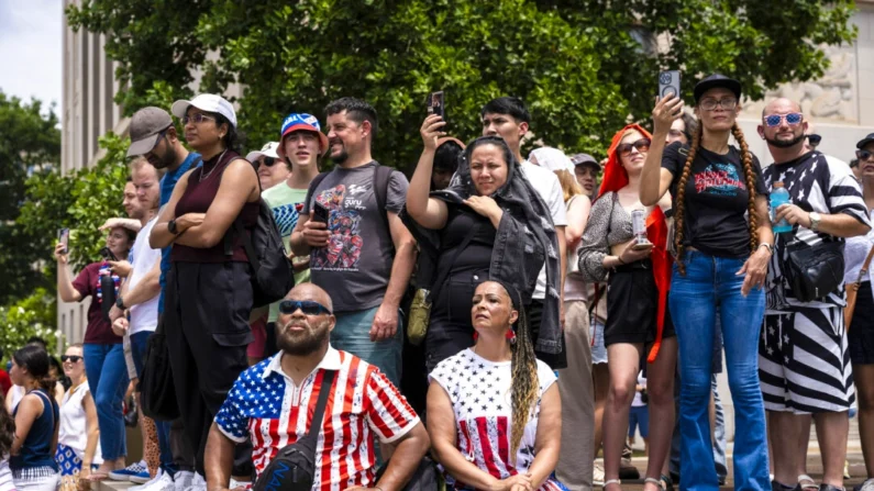 Pessoas assistem ao desfile do Dia da Independência Nacional em Washington em 4 de julho de 2024. (Caroline Li/The Epoch Times)
