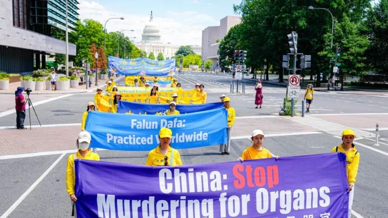 Adeptos do Falun Gong marcham durante um desfile pedindo o fim dos 25 anos de perseguição contínua do Partido Comunista Chinês aos praticantes do Falun Gong na China, no National Mall, em Washington, em 11 de julho de 2024. (Larry Dye/The Epoch Times)
