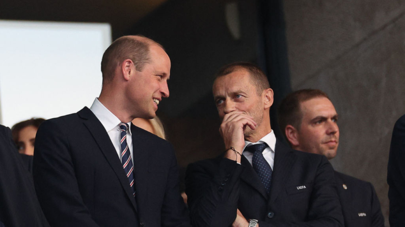 O príncipe William, príncipe de Gales, da Grã-Bretanha (à esq.) conversa com o presidente da UEFA, Aleksander Ceferin, antes da partida final de futebol da UEFA Euro 2024 entre Espanha e Inglaterra no Olympiastadion, em Berlim, em 14 de julho de 2024 (Foto de ADRIAN DENNIS/AFP via Getty Images)